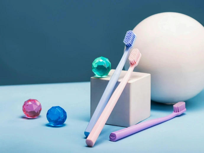 Toothbrushes and colorful decorative objects are displayed.
